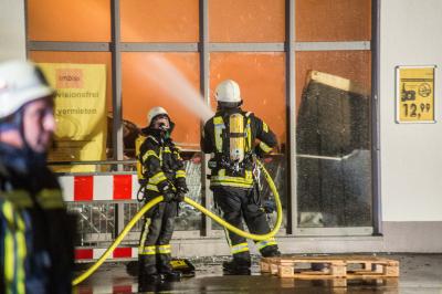 Schwaebisch Gmuend: Meterhohe Flammen bei Vollbrand eines NORMA Marktes - Anwohner evakuiert